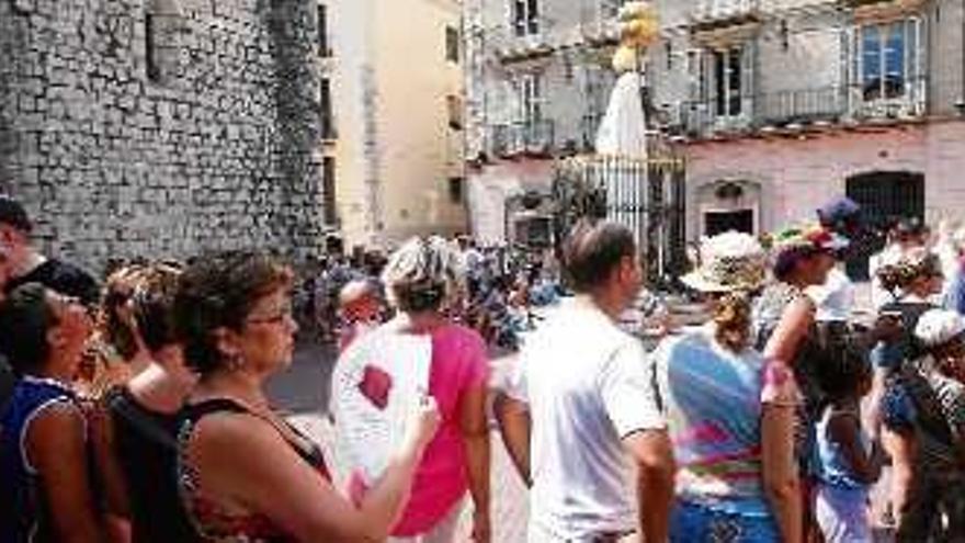 Cues de visitants davant del Teatre-Museu Dalí de Figueres, en una imatge d&#039;arxiu.