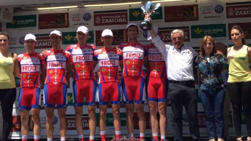 El Froiz, recibiendo el premio al mejor equipo en la Vuelta a Zaragoza. // FDV