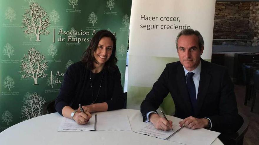 Eva Rodríguez y Francisco Salas, firmando el convenio.