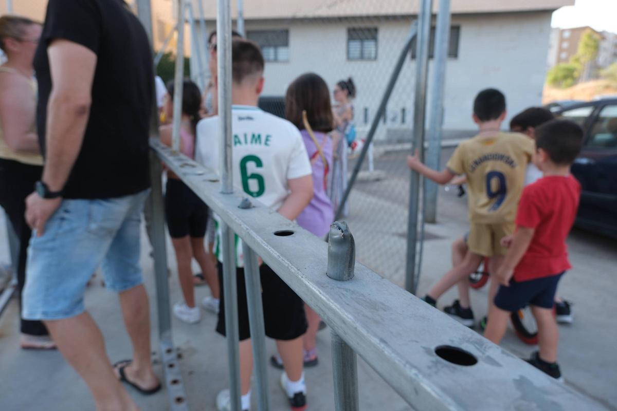 Detalle de los barrotes que componían la portería de la pista deportiva.