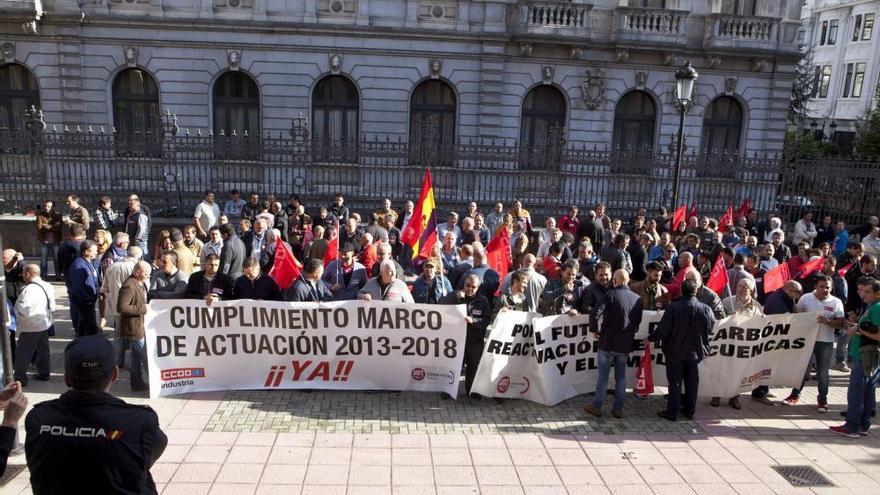 Concentración de sindicatos y mineros en Oviedo por la situación del sector