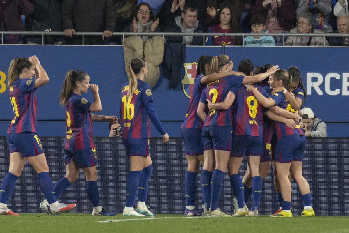 Las jugadoras del Barça celebran un gol ante el Athletic, durante el partido de la Liga F que FC Barcelona y Athletic Club disputan este sábado en el estadio Johan Cruyff.