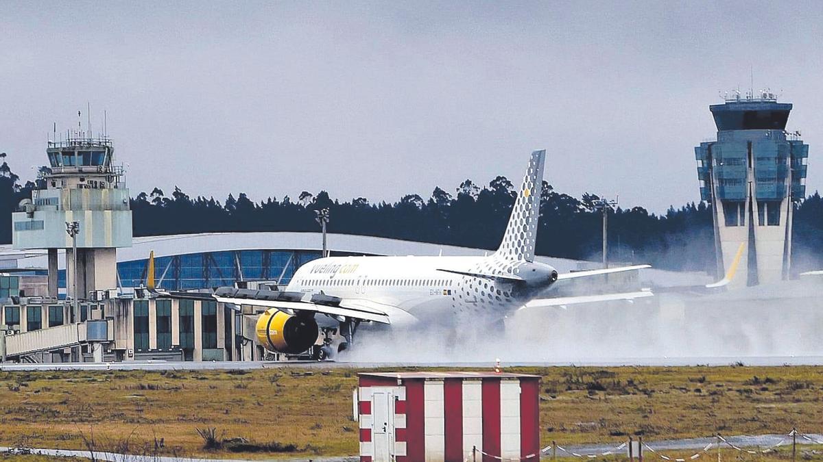 Un Boeing A320 de Vueling toma tierra en la pista del aeropuerto de Santiago.