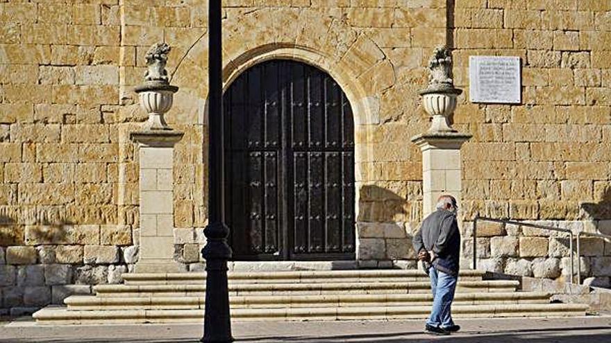 Placa a los caídos en la fachada de la iglesia de Arcenillas.