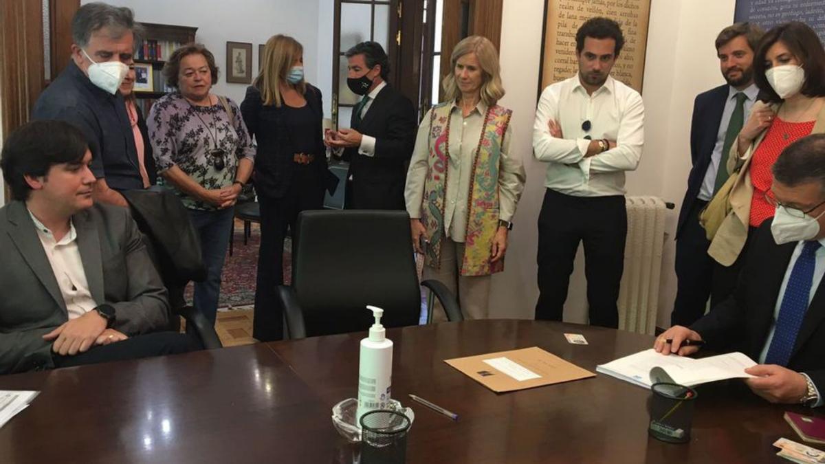 La firma de la Fundación en una notaría de Madrid, con el consejero de Ciencia, Borja Sánchez, sentado a la izquierda, y Lucía Viñuela, de pie, primera por la derecha; en la sala, Rosa Menéndez y Cristina Garmendia, entre otros.