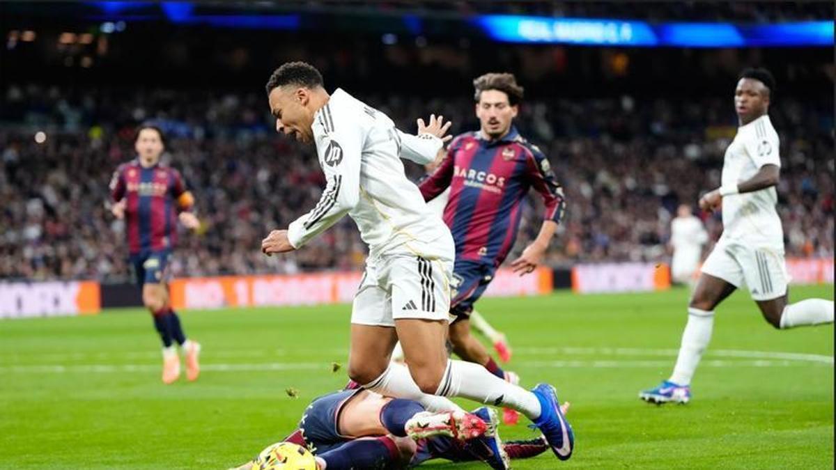 Acción del penalti sobre Kylian Mbappé