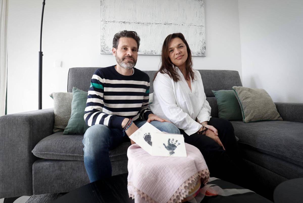 Lydia Vidal y su pareja junto a las huellas de su hija Vega, que falleció al final del embarazo.