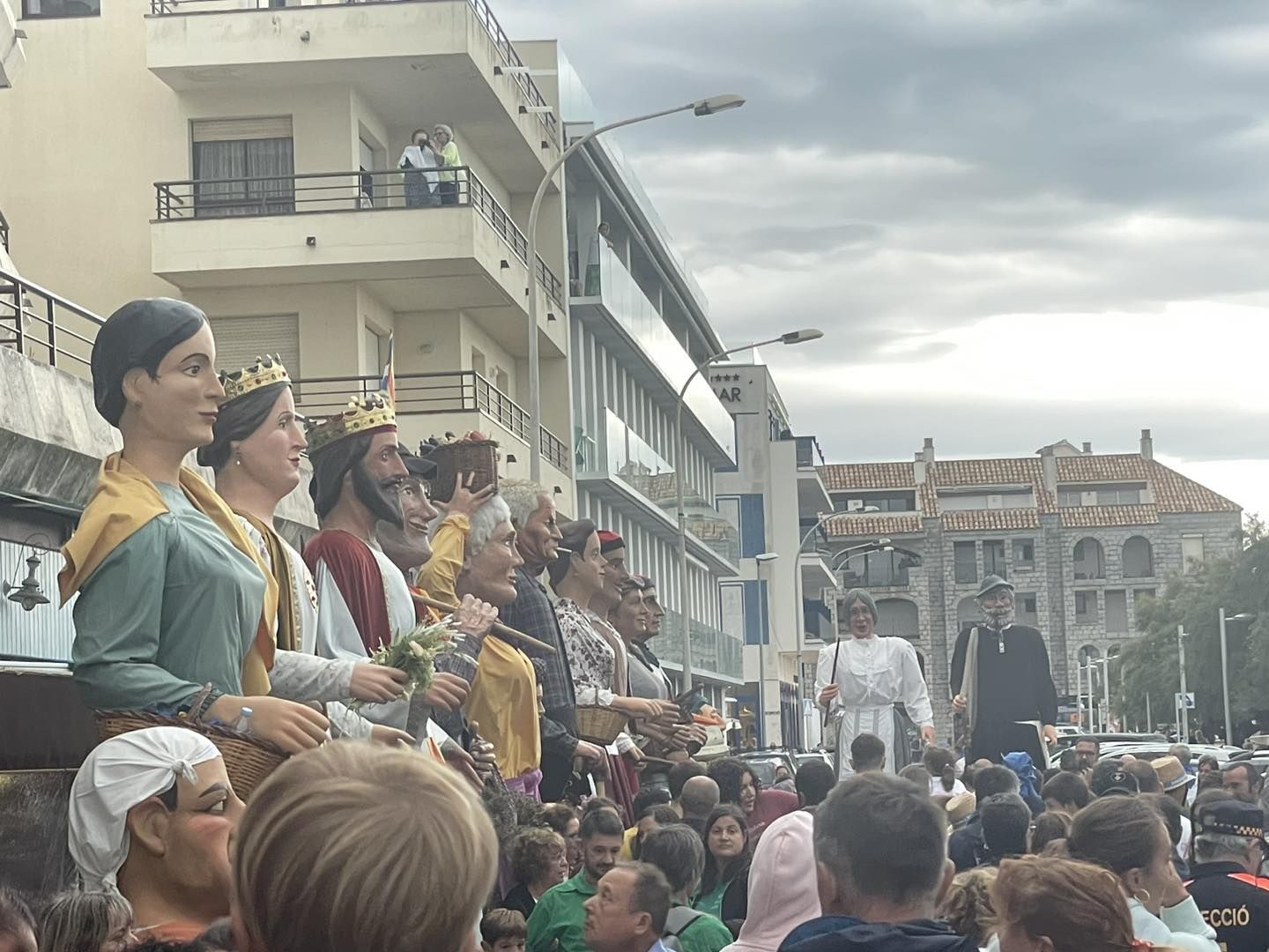 Centenars de persones gaudeixen dels actes previs de la festa major de l'Escala