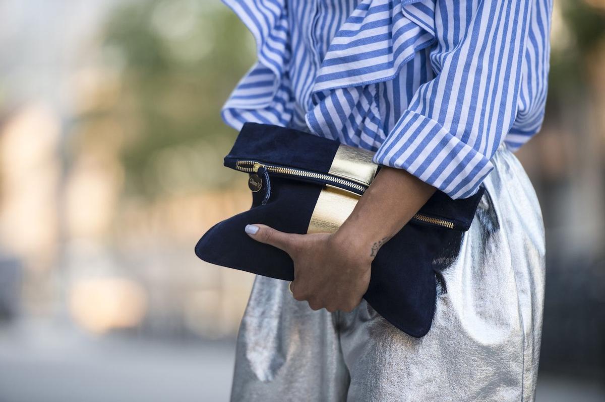 Bolso tipo sobre en el streetstyle de Nueva York