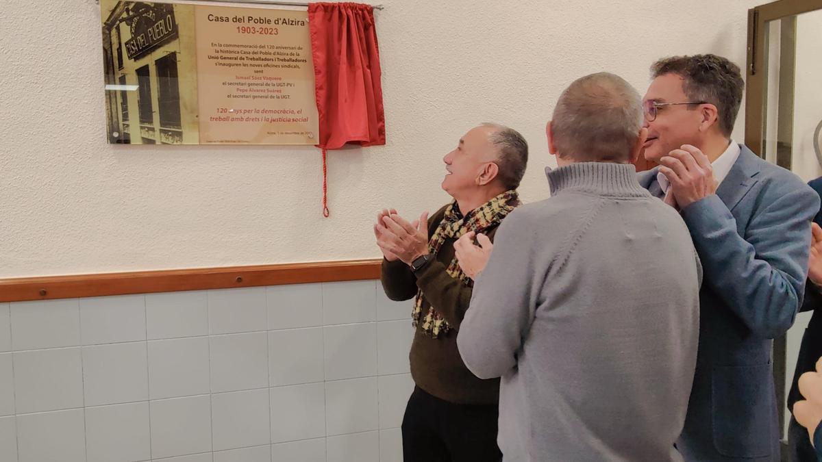 Los líderes de UGT destapan la placa conmemorativa.