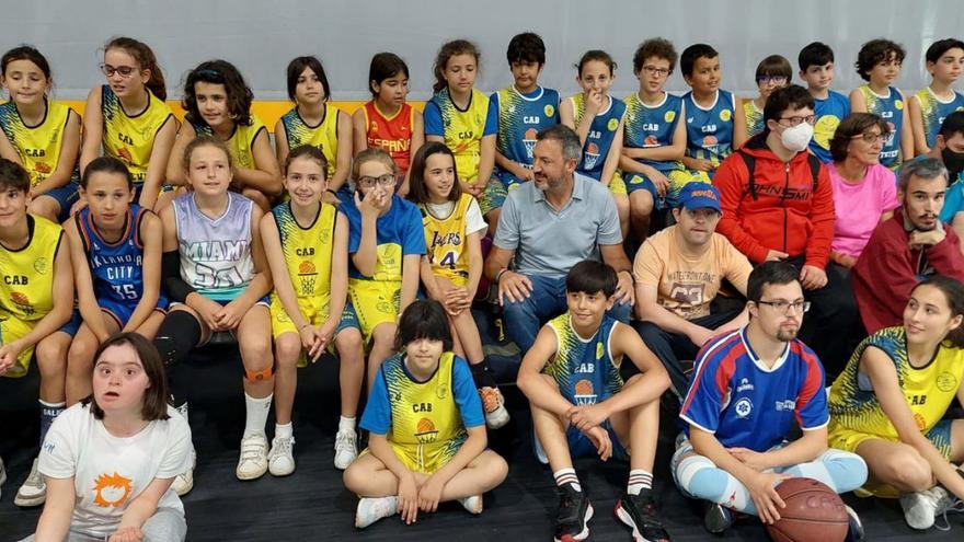 Niños de Xuntos y Amizade disfrutan del baloncesto