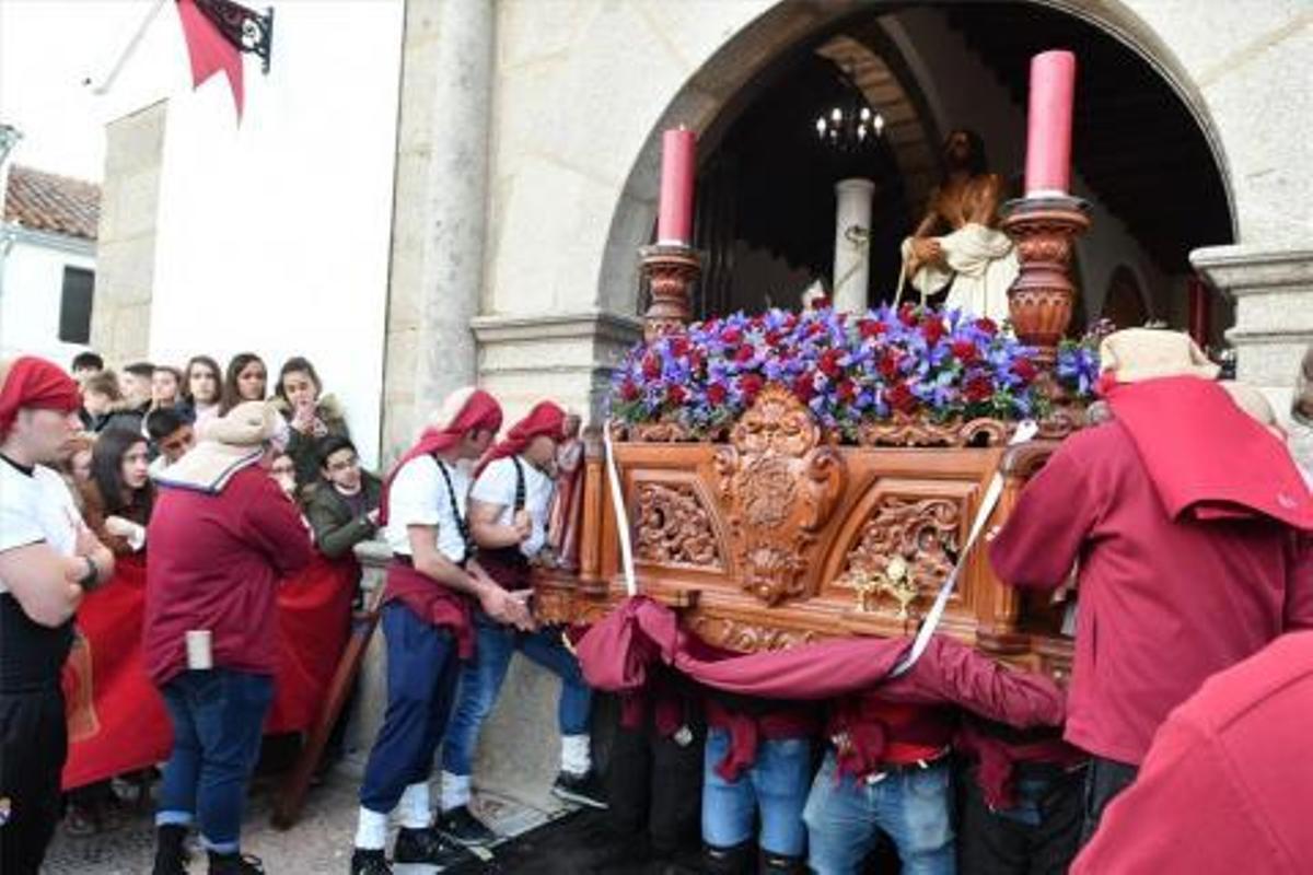 Una tarde primaveral envuelve a las cofradías el Lunes Santo