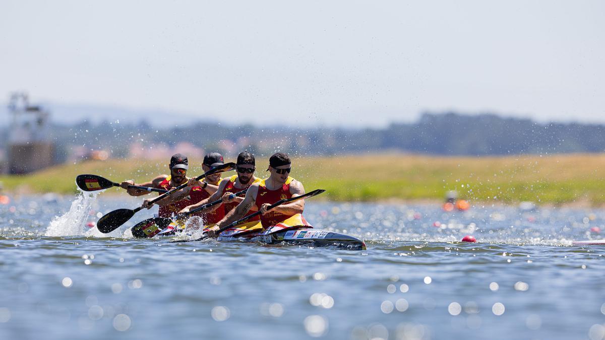 Germade, en la popa del K4, se colgó la plata en el Europeo de junio.