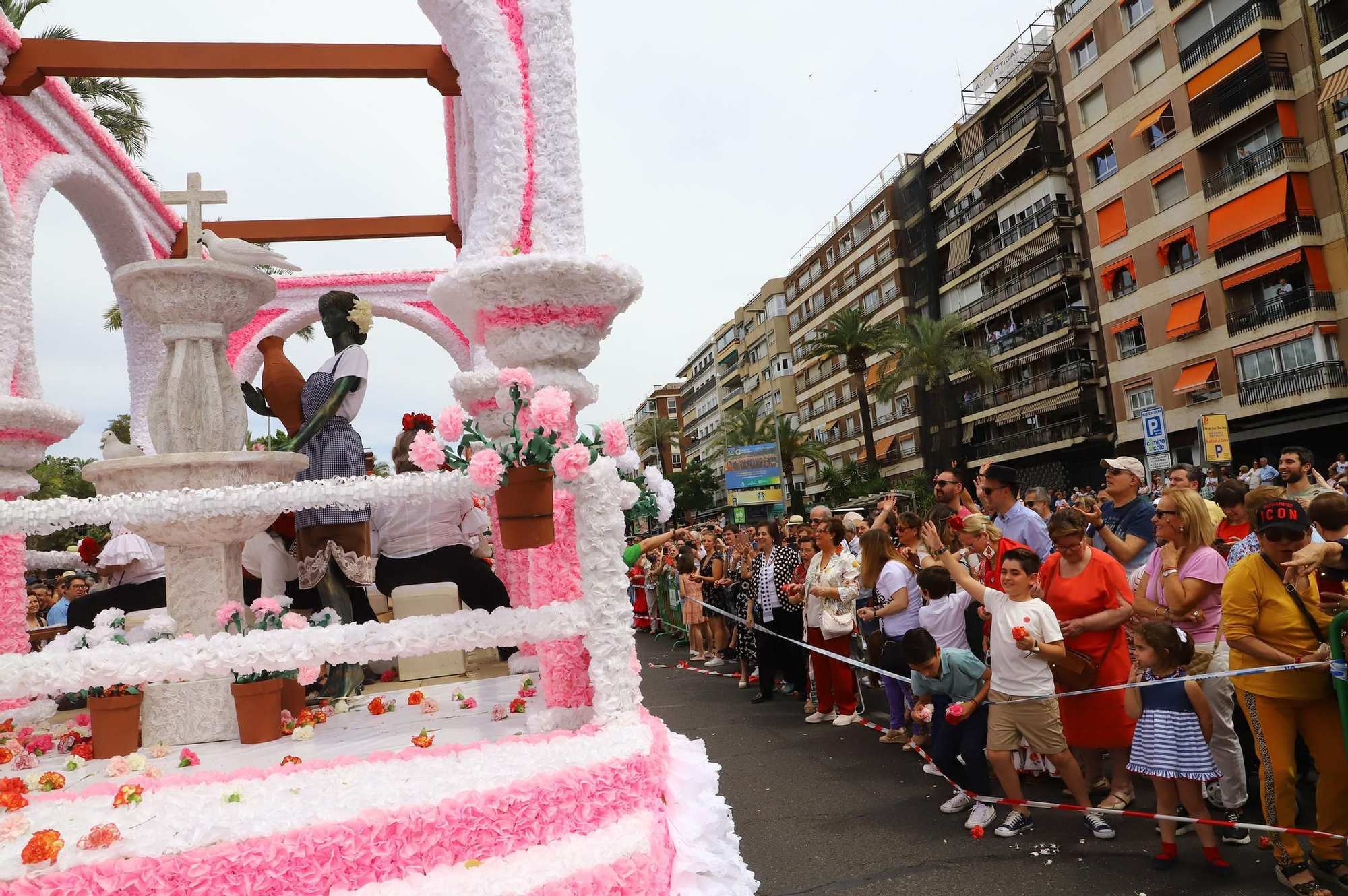 La Batalla de las Flores abre el Mayo festivo en Córdoba con 90.000 claveles