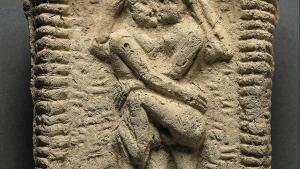 Un modelo de arcilla de Mesopotamia, fechado alrededor del año 1.800 a. C., muestra a una pareja besándose.