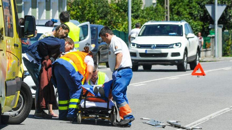 Sanitarios atendiendo a la herida en el accidente. // Iñaki Abella