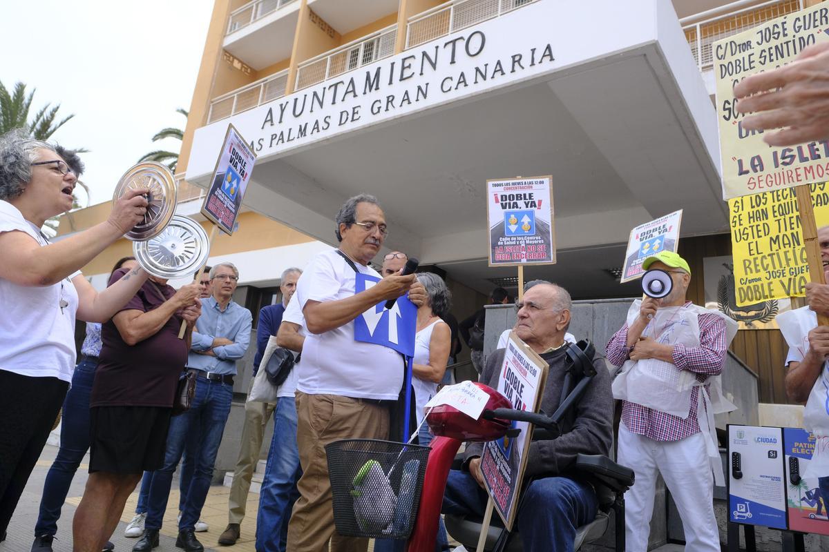 Los vecinos de La Isleta protestan en las oficinas municipales