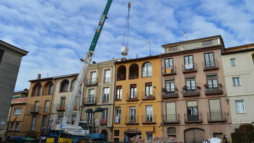 Operaris traient runa amb l&#039;ajuda d&#039;una grua del sobreàtic il·legal que han desmuntat al número 24 del carrer del Roser,aquest dimecres