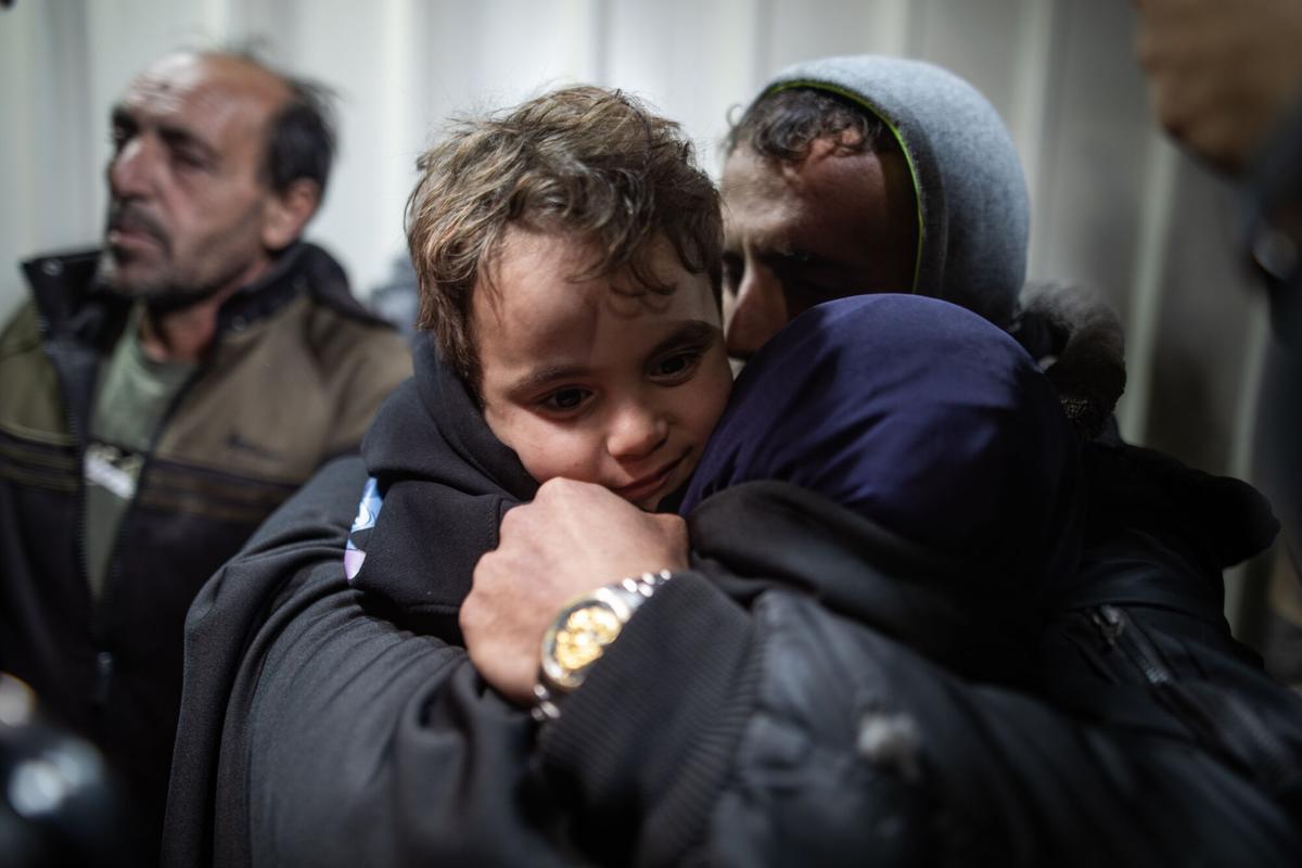 Palestinos llegan al Hospital Naser de Jan Yunis, en Gaza, tras cruzar desde Egipto por el paso de Rafah, esta semana.