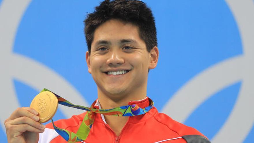 El becado por Lim, Joseph Schooling, con su medalla de oro.