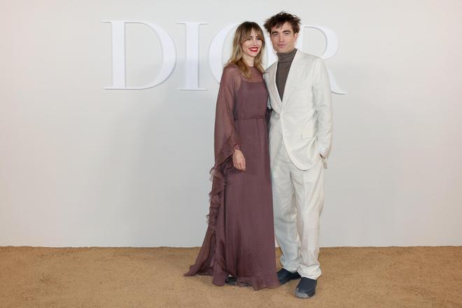 Suki Waterhouse y Robert Pattinson en el desfile de Dior Men, en 2022