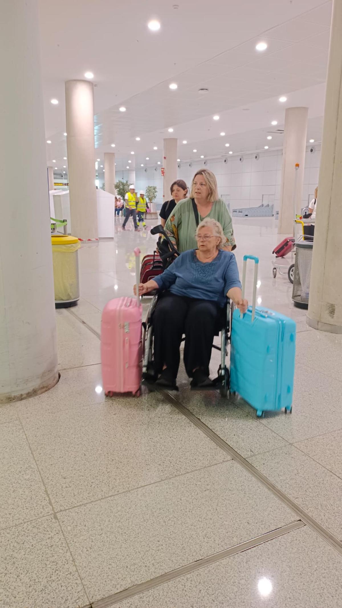 Ante la falta de personal, los pasajeros se las apañan como pueden para llegar a su destino.