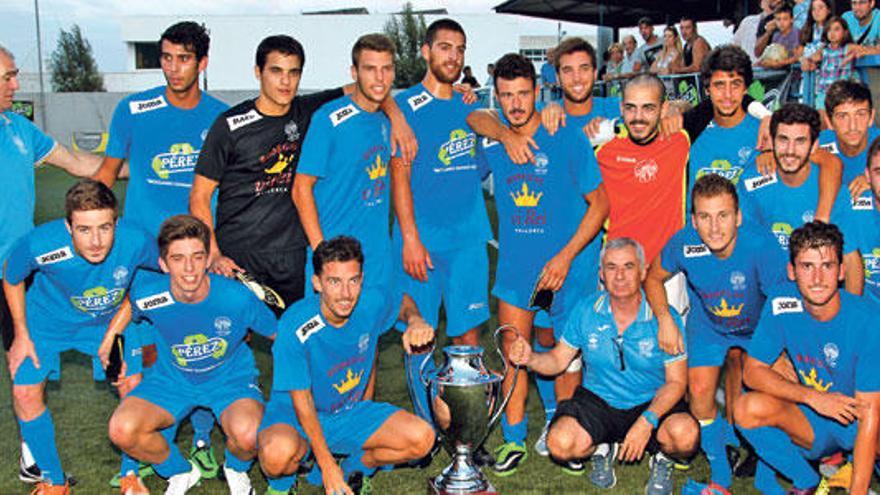 Los jugadores del Binissalem celebran el triunfo en el Partit del Centenari contra el Mallorca B sobre el césped artificial del Miquel Pons.