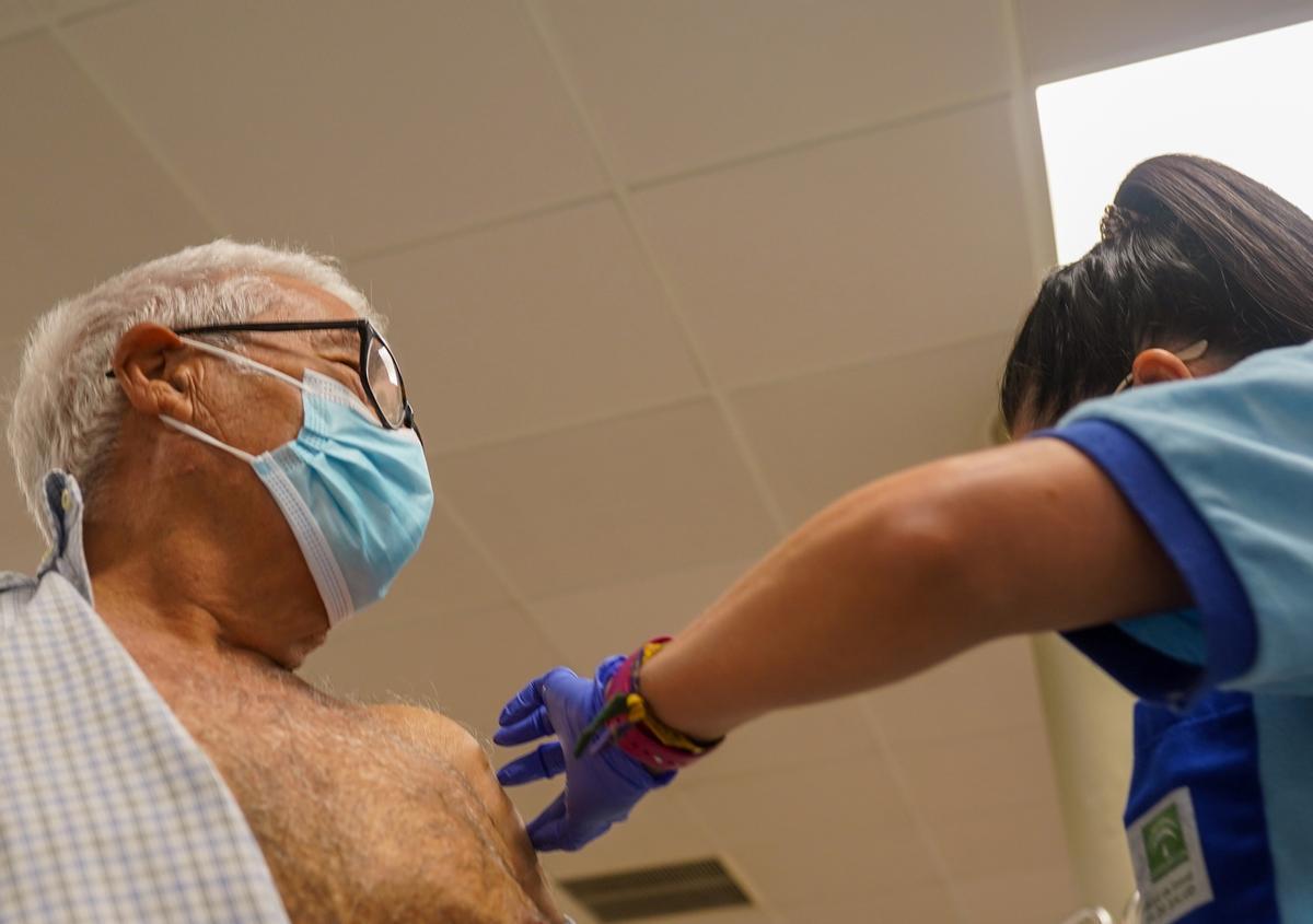 Archivo - Un señor es vacunado con la tercera dosis Covid y la vacuna de la gripe a 18 de octubre del 2021 en Sevilla (Andalucía). La Consejería de Salud y Familias de la Junta de Andalucía ha comenzado este lunes, la administración de la tercera dosis de