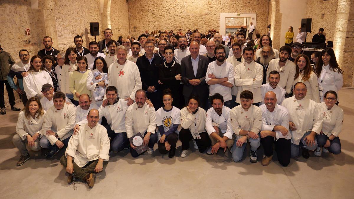 Los cocineros Slow Food de Catalunya, con la madrina de los galardones, Carme Ruscalleda, y el conseller David Mascor.
