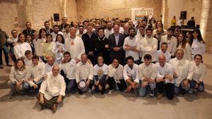 Los cocineros Slow Food de Catalunya, con la madrina de los galardones, Carme Ruscalleda, y el conseller David Mascort.