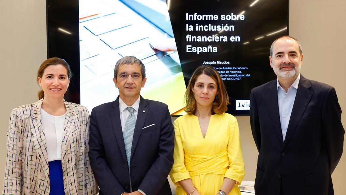 María Abascal (AEB); Joaquín Maudos i Cristina Freijanes (UNACC), i Antonio Romero (CECA) ayer