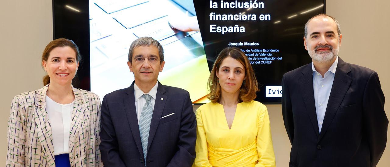 María Abascal (AEB) Joaquín Maudos, Cristina Freijanes (UNACC) y Antonio Romero (CECA) ayer