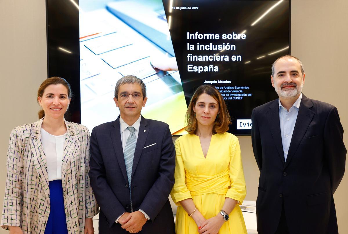 María Abascal (AEB) Joaquín Maudos, Cristina Freijanes (UNACC) y Antonio Romero (CECA) ayer