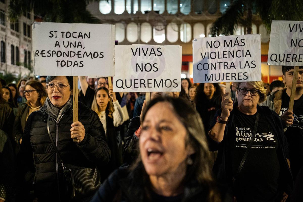 Mujeres manifestándose contra la violencia de género en Tenerife