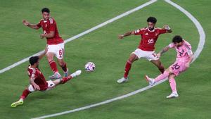 Messi, el jugador del Inter de Miami, lanza ante la presencia de tres defensas del Al-Ahly egipcio.
