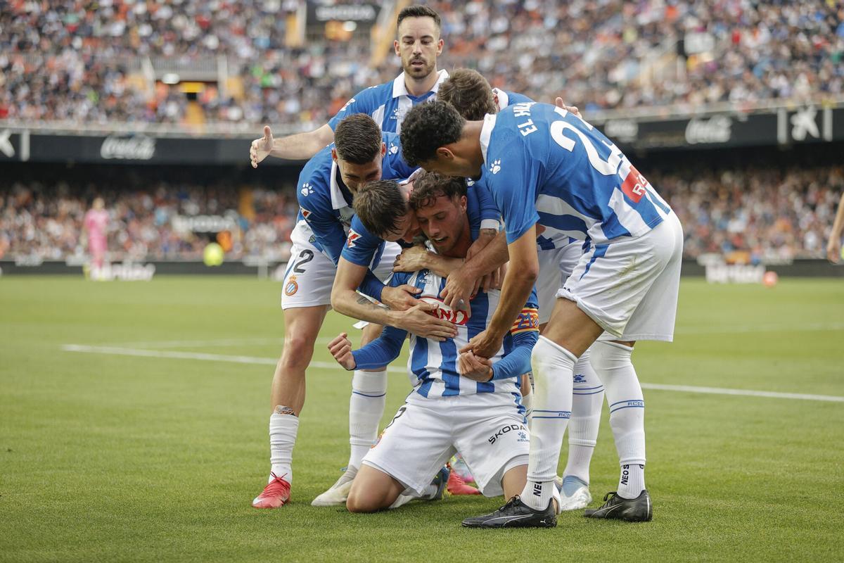 El delantero del Espanyol Javi Puado (c) celebra con sus compañeros el primer gol de su equipo durante el partido de la jornada 33 de LaLiga EA Sports, entre el Valencia CF y el RCD Espanyol, en el estadio de Mestalla, en Valencia. EFE/ Manuel Bruque