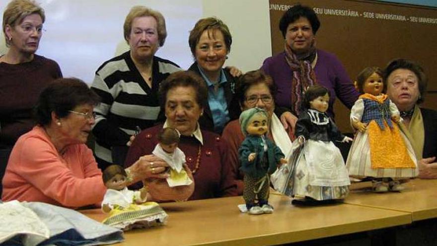 Algunas de las participantes en el proyecto cultural, con las muñecas.