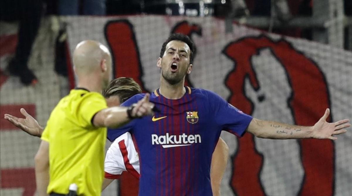 ecarrasco40765381 barcelona s sergio busquets argues with referee anthony tayl171031232648