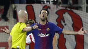 ecarrasco40765381 barcelona s sergio busquets argues with referee anthony tayl171031232648