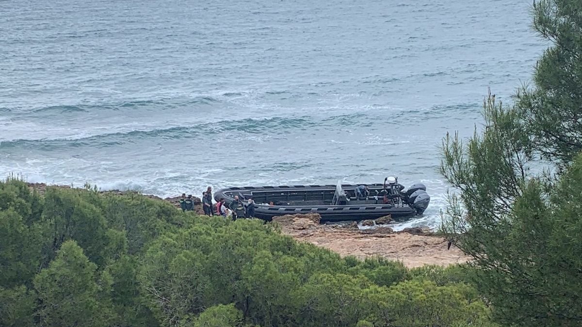 Aparece una 'narcolancha' abandonada en la Renegà de Orpesa