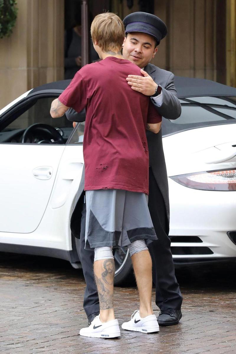 Justin Bieber abrazando a un aparcachoches
