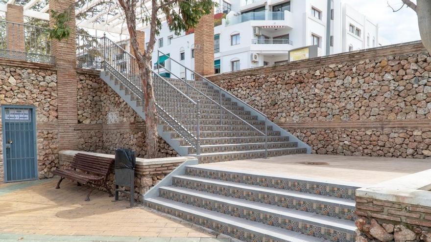 El Ayuntamiento de Nerja reforma las escaleras de acceso al parque Verano Azul