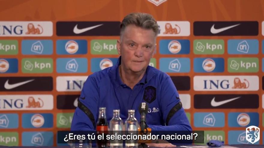 Van Gaal salta cuando le preguntan por Danjuma: &quot;¿Eres tú el seleccionador?&quot;