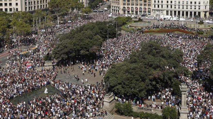 Sentido y multitudinario minuto de silencio en la Plaza de Cataluña
