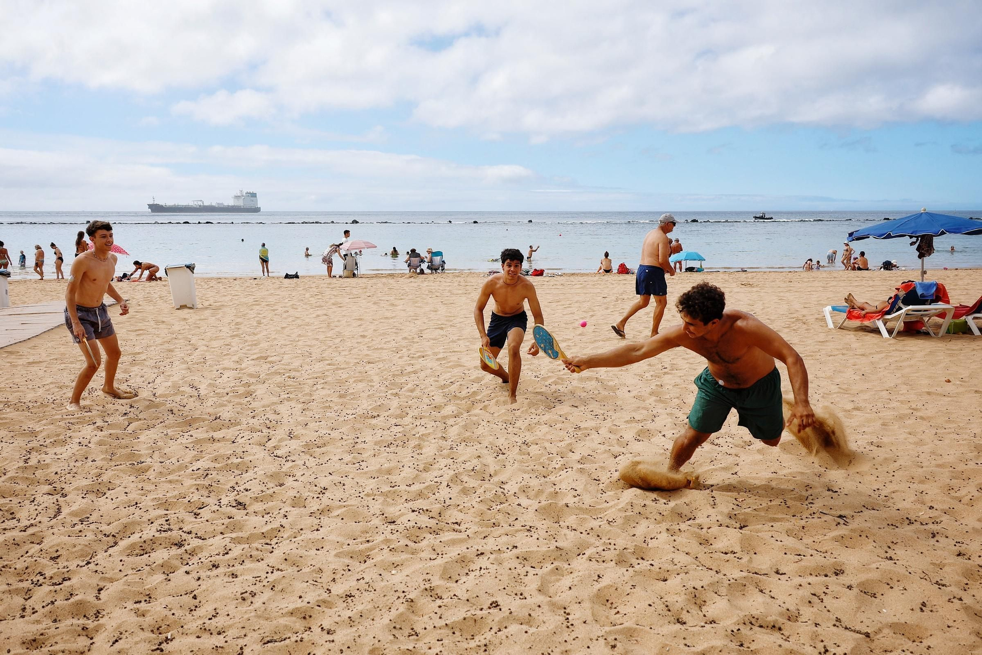 Adolescentes con diabetes disfrutan del verano en la Playa de Las Teresitas