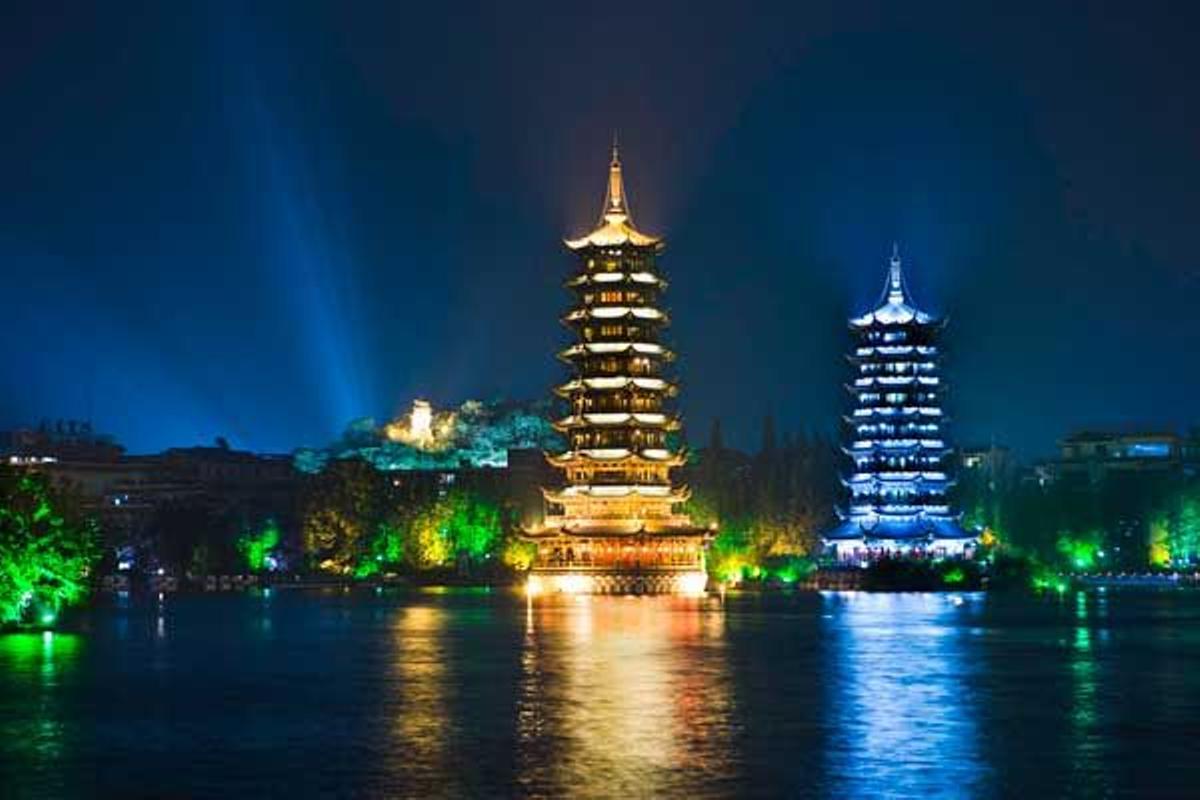 Pagodas del Sol y la Luna en el Lago del abeto (Shan Hu) en Guilin.