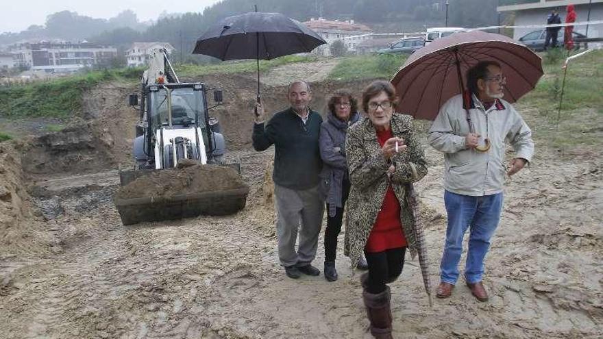 Los vecinos que se plantaron ante la pala. // Adrián Irago