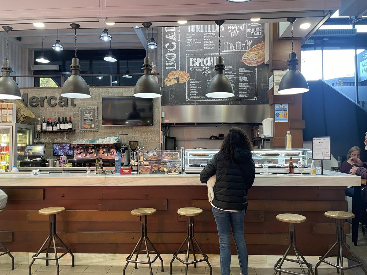 El bar Mercat de Mercagavà, punto de reunión para clientela y paradistas