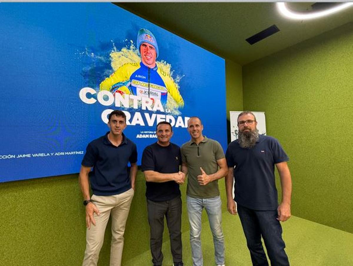 Bernabé Cano, alcalde de La Nucía, recibió a Adam Raga en l’Edifici dels Esports, junto a  Juan José González, presidente del Club de trial Off Road La Nucía y Marc Ferrerons, director del Documental.