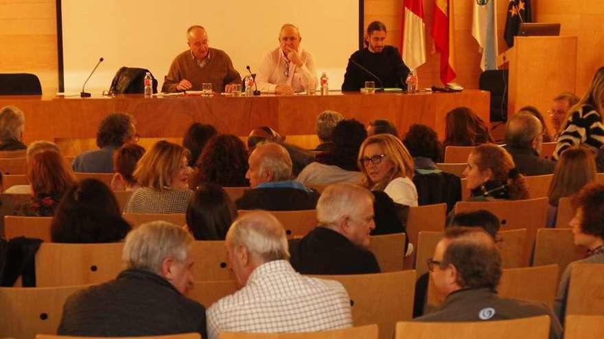 Los jefes de los centros de salud dimisionarios anunciaron ayer su decisión en una asamblea en el Colegio de Médicos. // R. Grobas